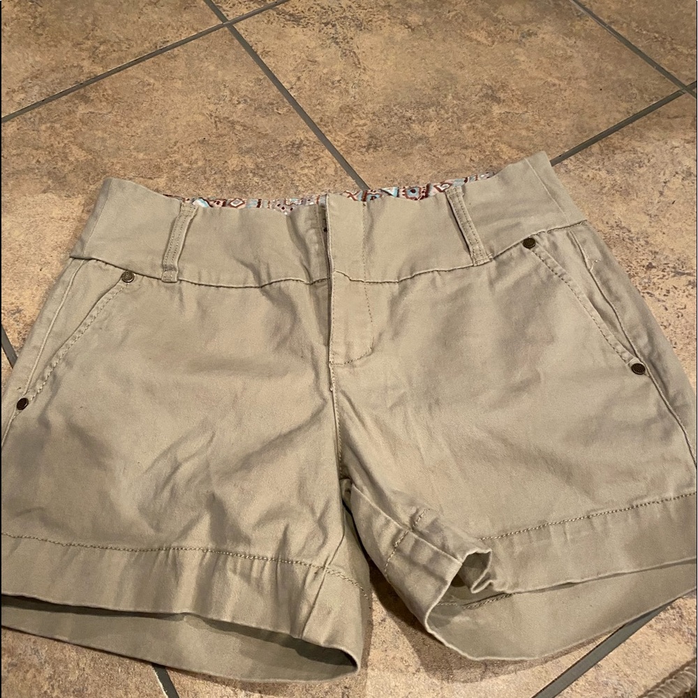 KHAKI SHORTS
